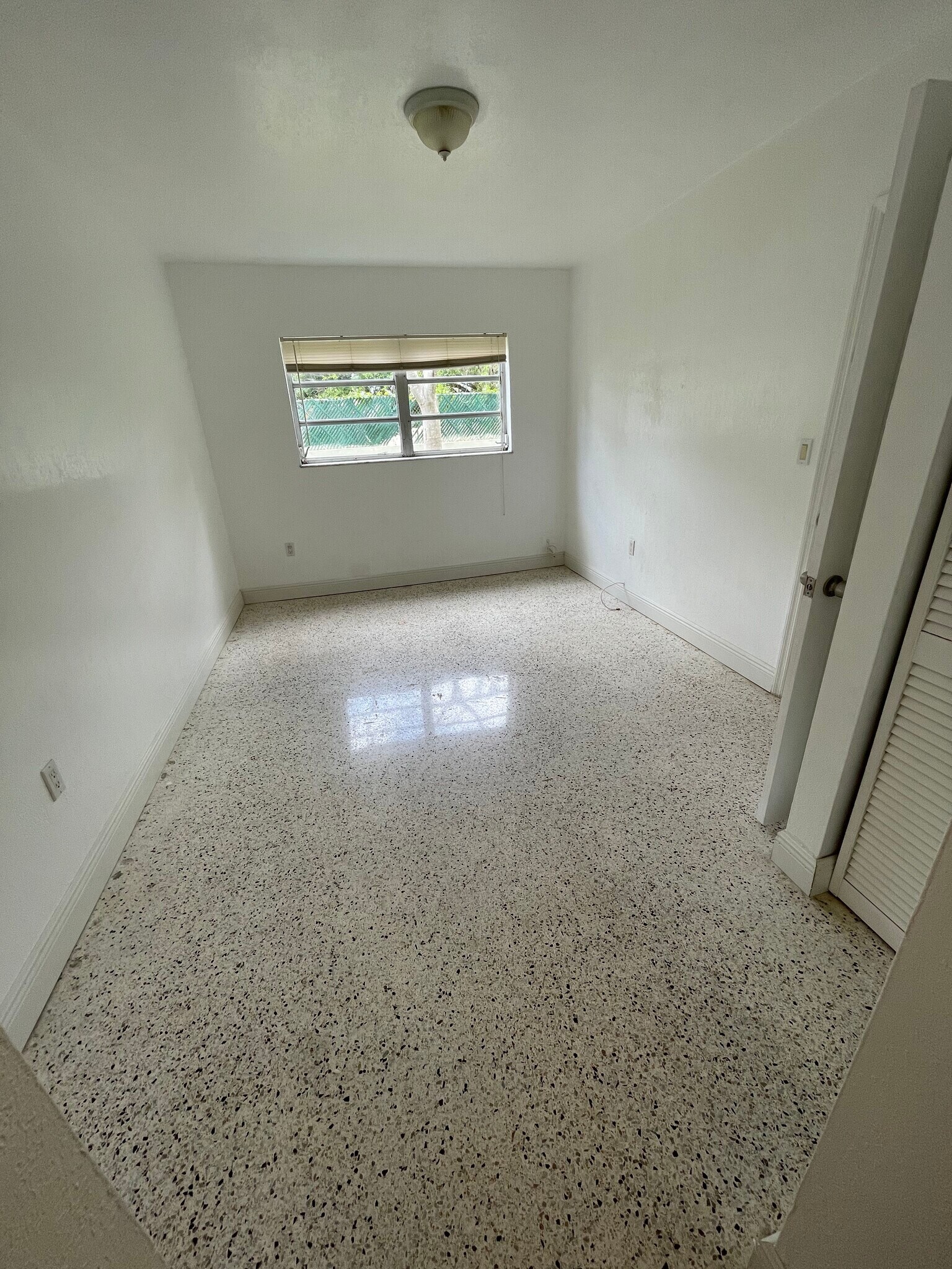 Badroom - 665 NE 83rd Ter