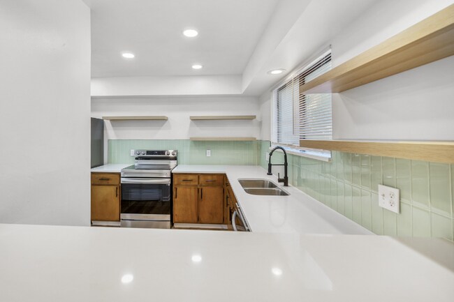 Building Photo - 1304 Magnolia Cir E