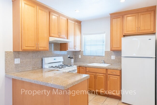 Building Photo - 1 Bedroom, 1 Bath Duplex Apartment with Storage