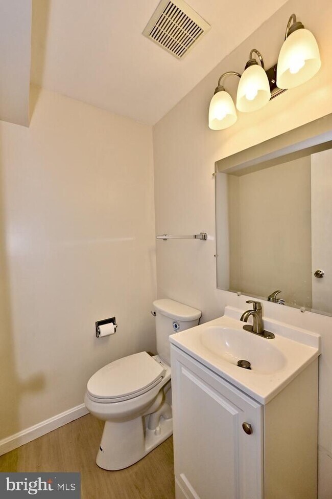 Building Photo - Beautiful, freshly updated townhome with a contemporary feel in the Wootton high school district!