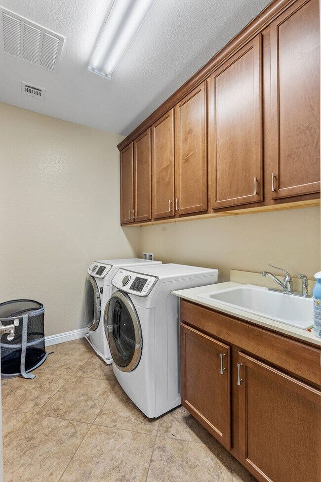 Building Photo - 5 Bed home w/downstairs bed. Private pool.