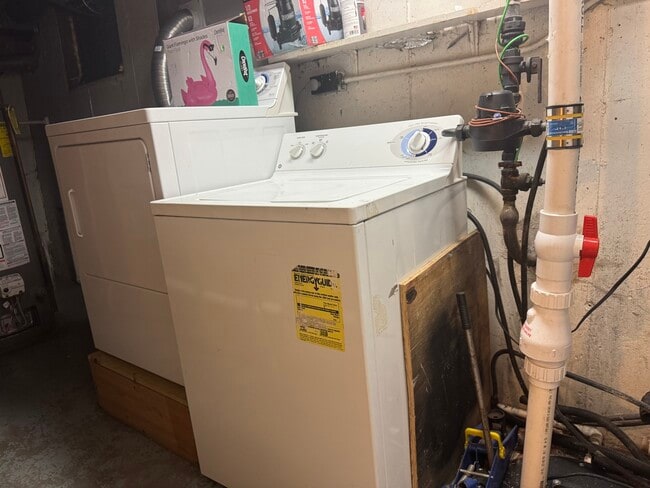 Building Photo - 1634 W Morse Ave