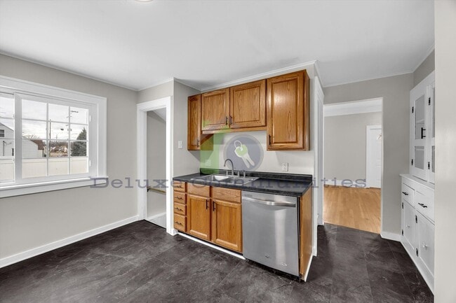 Building Photo - Spacious 4 Bedroom- With Extra room! New Remodel!