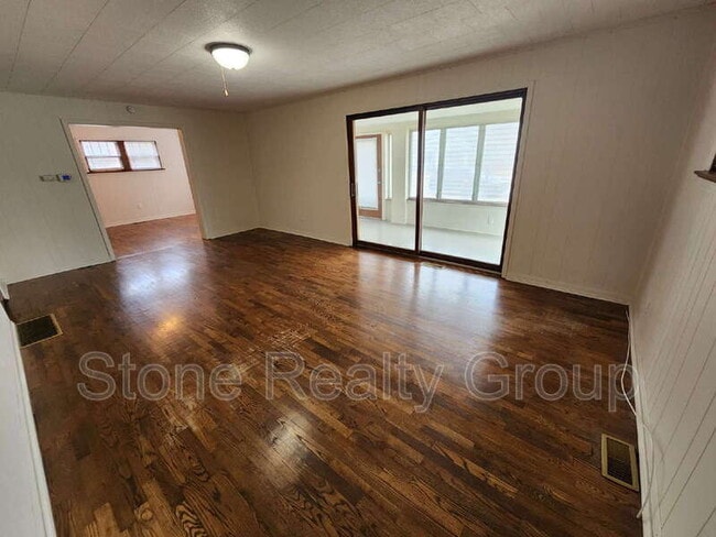 Building Photo - 2419 Layher Ave