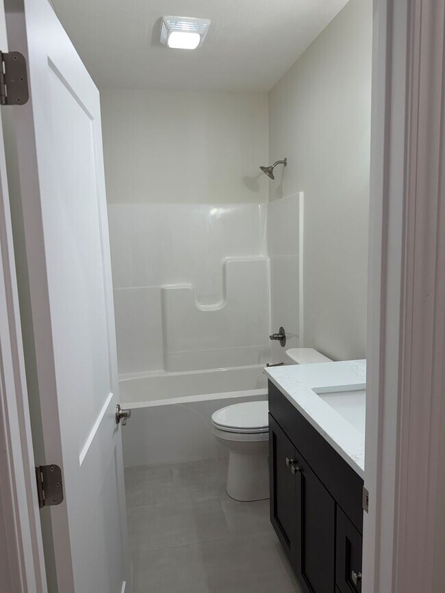 Building Photo - Available Nov 21st, 2025!!