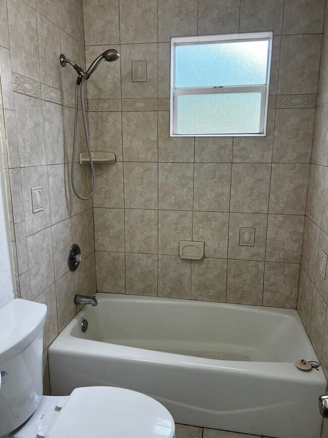 Building Photo - 4.0 bedroom in St. Petersburg Florida 33703