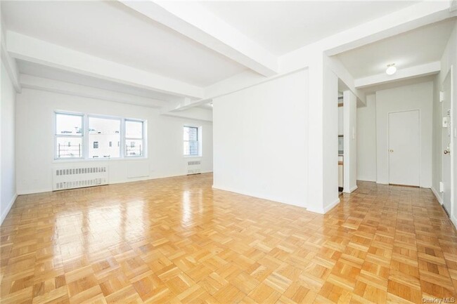 Building Photo - 525 Bronxville Rd