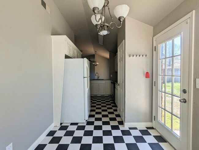 Building Photo - Well-Maintained 3 Bed Home in Edmond | Pet Friendly + Fenced Yard