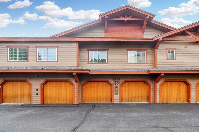 Building Photo - Move In Special! Furnished! Updated 3bed/3...