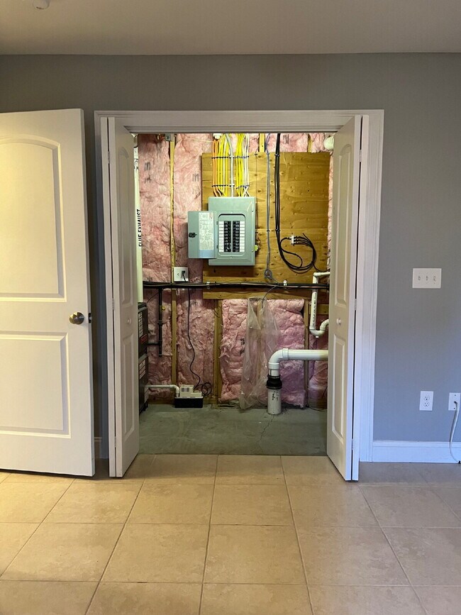 Building Photo - Gorgeous and newly renovated townhouse-sty...