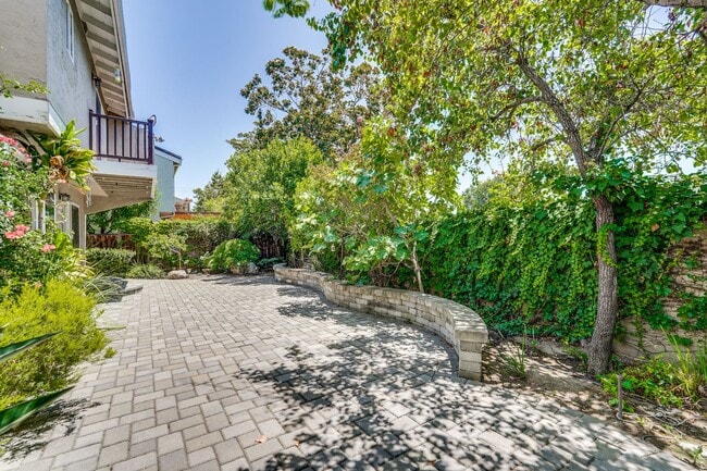 Building Photo - $8500-Mountain View  4 bedroom 3 baths in great neighborhood!