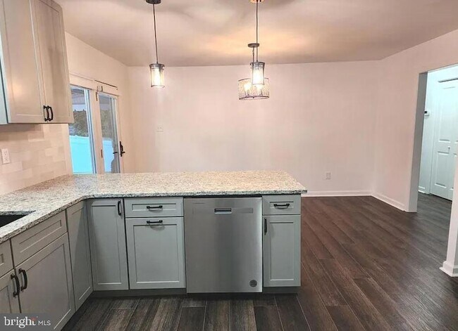 Building Photo - 7895 Pavilion Dr