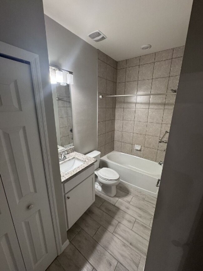 Building Photo - 402 Ne-24 Pl