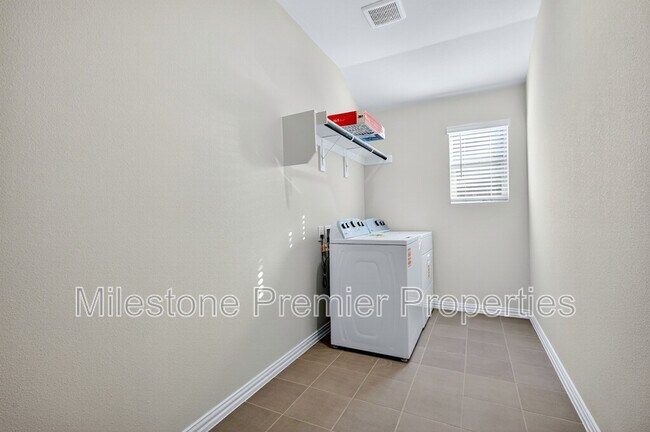 Building Photo - 2121 Gustavus Dr