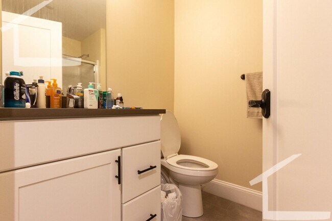 Building Photo - No Brokers Fee, Steps from Boston Lending, In-Unit Washer and Dryer, Central Heat/AC, Parking.