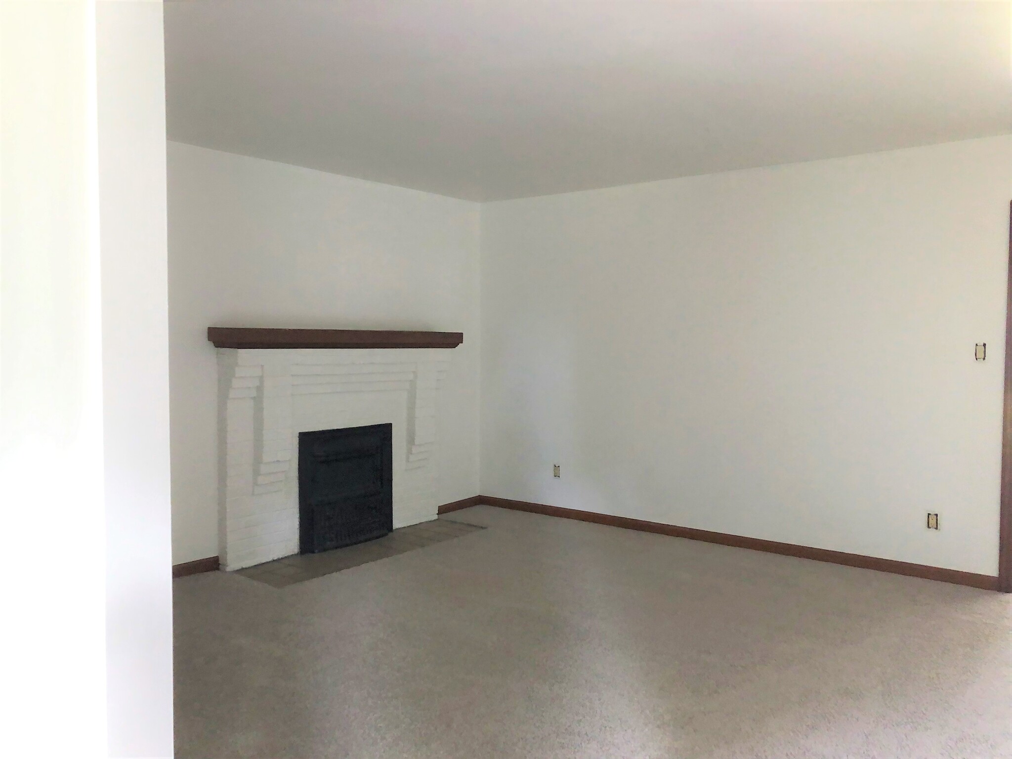 Living Room - 906 N West St