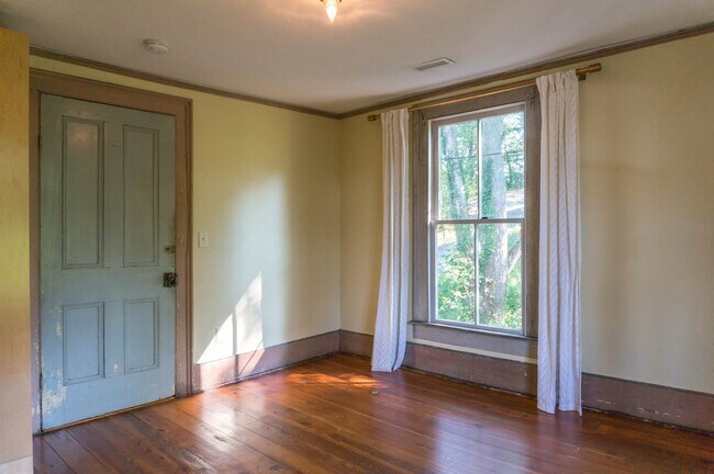 Building Photo - Gorgeous Rustic Renovation in Chicken Hill