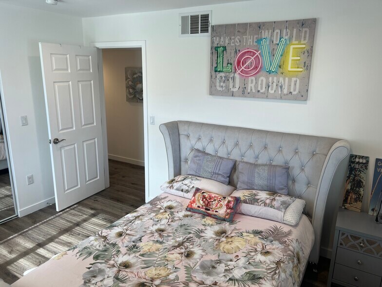 Building Photo - 1121 1/2 N Berendo St