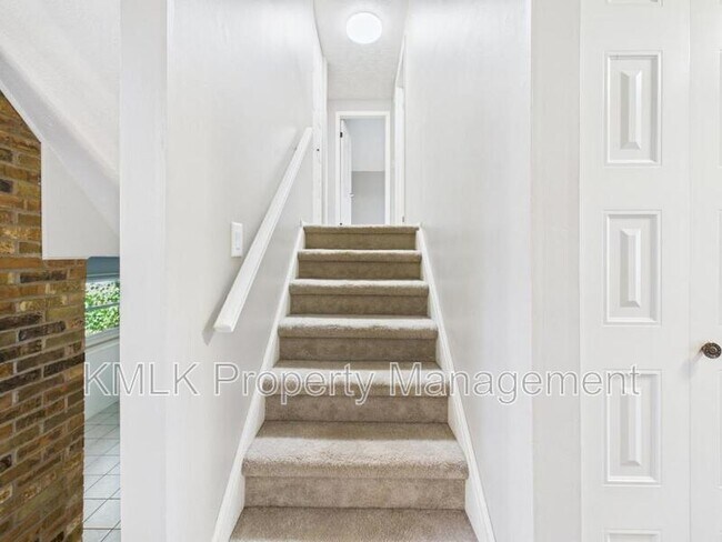 Building Photo - 874 Pleasant St