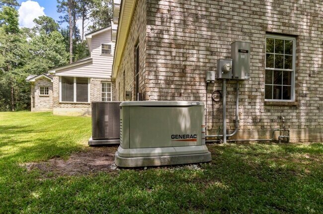 Building Photo - 16201 Surrey Ln