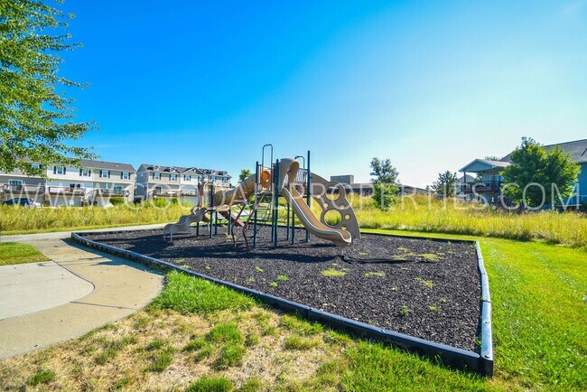 Building Photo - 3 Bedroom 2 Bath Townhome end unit in Glenn Village!!!