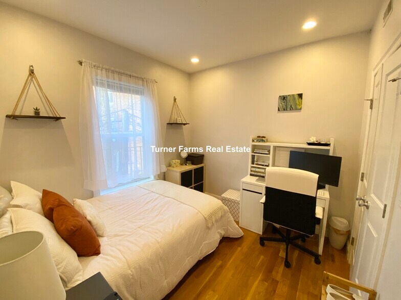 Building Photo - 721 Parker St