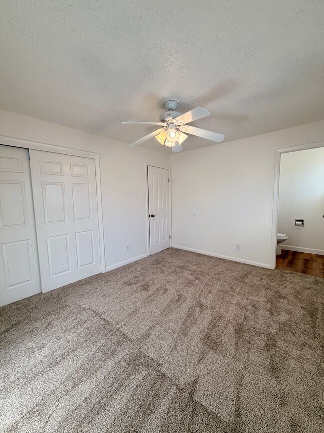 Building Photo - Lovely 5-bedroom, 2¾-bath home located in ...