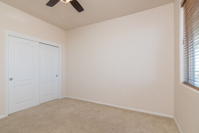 Building Photo - End Unit Townhouse Available Now!