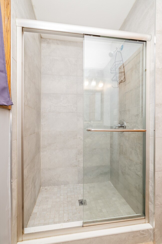 Building Photo - 807 S Claremont Ave