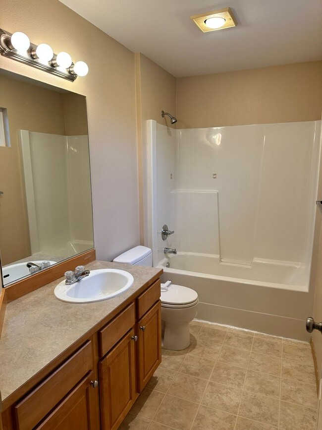 Building Photo - 2Bd/2.5Ba Maple Valley Townhouse
