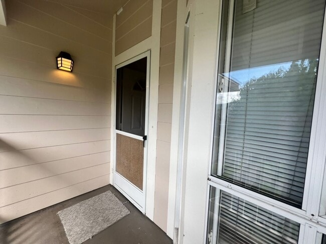 Building Photo - Unfurnished 3 bedroom 2 bath condo (top fl...