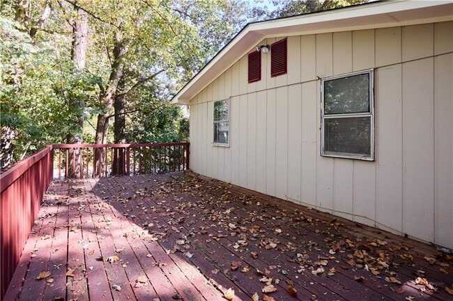 Building Photo - 2555 Lloyd Rd