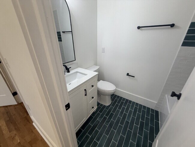 Building Photo - "Spacious 3-Bed, 3.5-Bath in the heart of East Nash