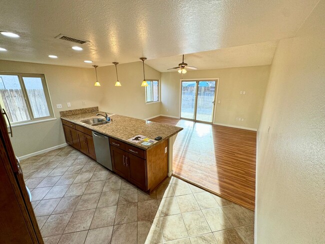 Building Photo - Beautiful 3 bedroom home