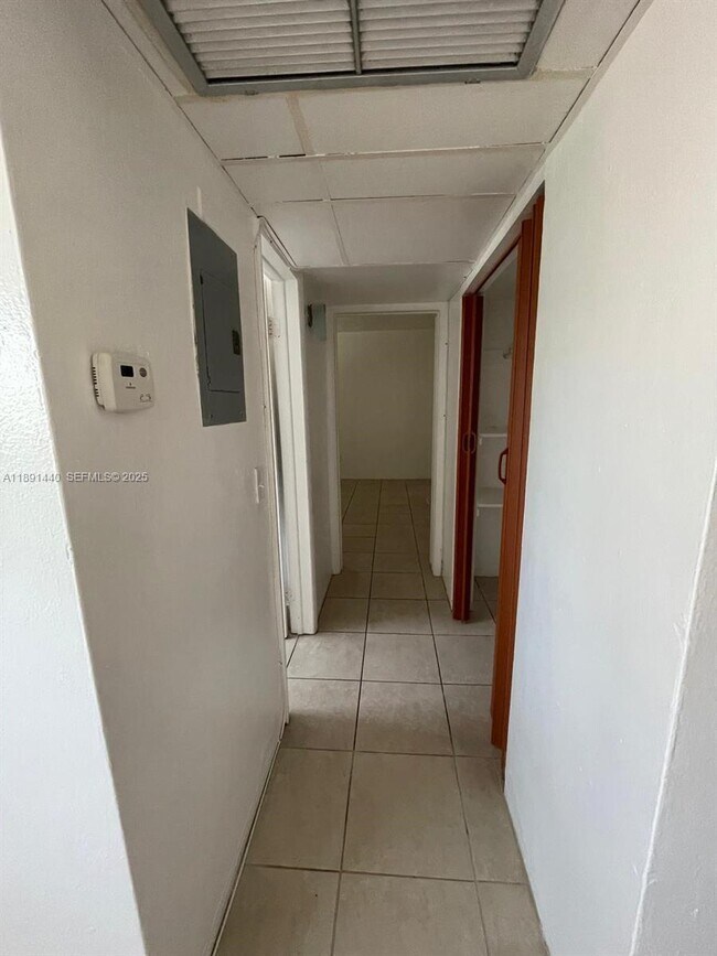 Building Photo - 16851 NE 18th Ave