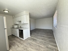 Building Photo - 405 Dorado Ct SE