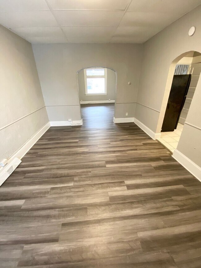 Building Photo - Newly Renovated 4 Bedroom, 1.5 Bathroom in...