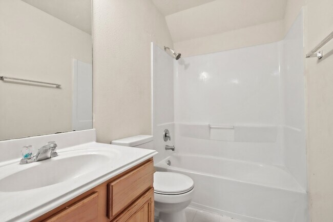 Building Photo - 807 Sycamore Ridge Ln