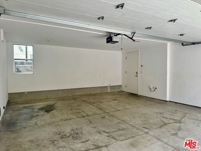 Building Photo - 5403 W Wilshire Vista Ln