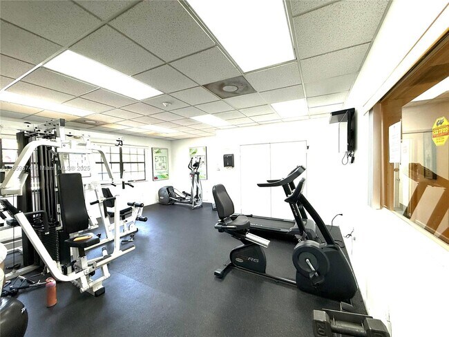 Building Photo - 301 Palm Way