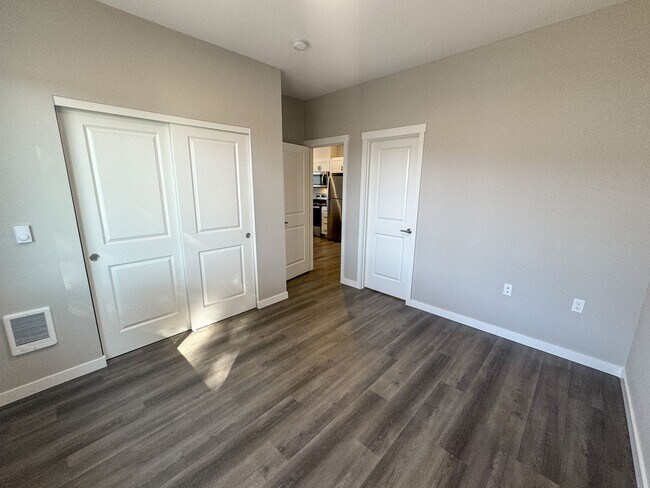 Building Photo - SAW3781