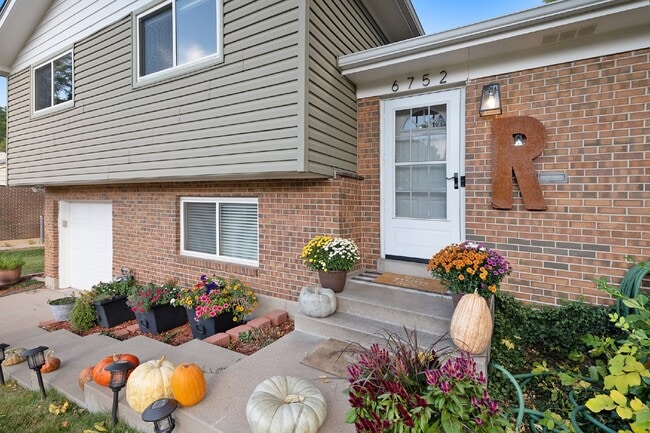 Building Photo - Beautiful home on large lot. Available 5/15