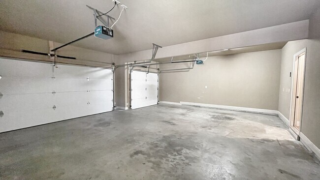 Building Photo - 1501 NE Greenbrier Ct