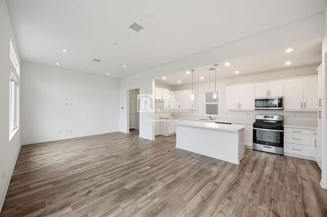 Building Photo - 365 Huntington Ct