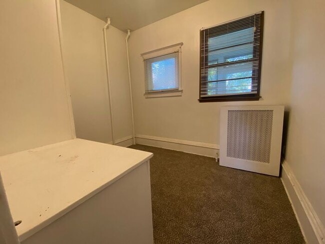 Building Photo - $1,200 | 2 Bedroom, 1 Bathroom 1st Floor A...