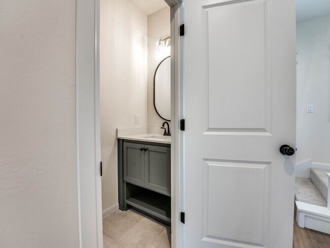 Building Photo - Luxury, Zero Maintenance Living in Edmond!