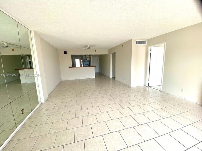 Building Photo - 400 Golden Isles Dr