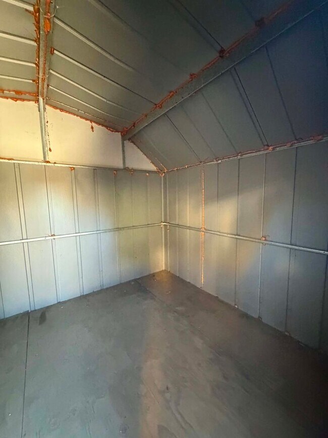 Building Photo - Beautifully Updated 3 Bedroom Home