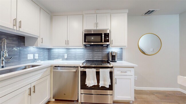 Building Photo - 1410 Hyde Park Blvd