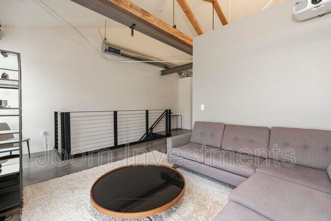 Building Photo - 527 Molino St